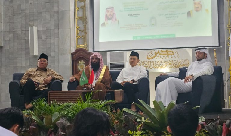 Dr Ali Saman Hasan Dampingi Utusan Kerajaan Saudi Arabia Bagikan Kurma dan Mushaf Saat Buka Puasa Bersama di Masjid Ukhuwah Universitas Indonesia